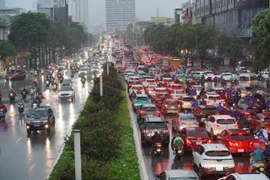 Ảnh hưởng bão số 2, Hà Nội mưa tầm tã, giao thông ùn tắc