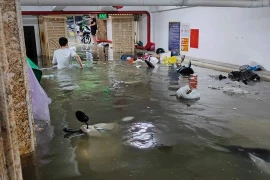Nhiều tuyến đường ở Hà Nội sáng nay bị ngập sâu 