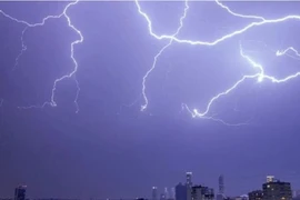 Đá bóng lúc trời mưa, bé trai bị sét đánh tử vong