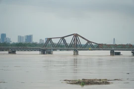 Hình ảnh nước gần sát mặt cầu Long Biên, các phương tiện bị cấm lưu thông