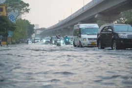 Nhiều tuyến phố bị ngập ở Hà Nội gây tắc đường ngày đầu tuần