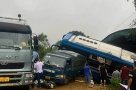 Sạt lở trên trên quốc lộ 2 ở Hà Giang, 2 người chết và mất tích, 4 người bị thương