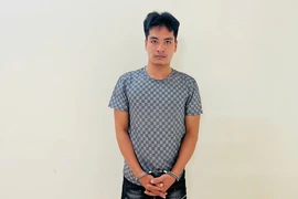 Khởi tố kẻ chặn đường, đâm chết vợ