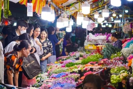 Chợ hoa nổi tiếng Hà Nội nhộn nhịp lễ 20-10