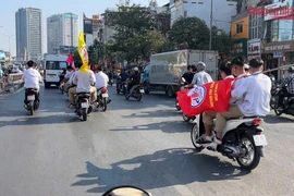 Xử phạt nhóm 10 học sinh đầu trần chạy xe máy trên đường