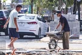Hà Nội lát đá vỉa hè ở nhiều tuyến phố
