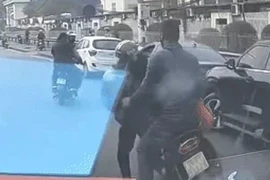 Tài xế xe ôm bất ngờ bị tấn công khi đang chở khách trên đường