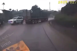 Xe đầu kéo gây cản trở cho đoàn xe ưu tiên 