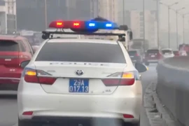 CSGT mở đường cho xe chở sản phụ tới bệnh viện sinh con giờ cao điểm