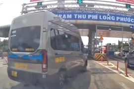 Chuyển làn khi vào trạm thu phí, tài xế xe khách bị phạt 5 triệu đồng
