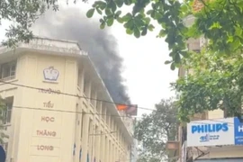 Hà Nội: Cháy nhà sát trường tiểu học, sơ tán học sinh