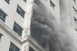 Khói đen bốc nghi ngút tại chung cư Linh Đàm ở Hà Nội