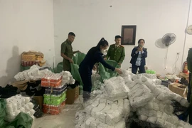 Khởi tố chủ xưởng sản xuất bít tất nhái thương hiệu 