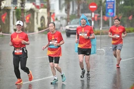 Vận động viên 85 tuổi chạy dưới cơn mưa nặng hạt tại Hạ Long