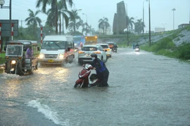 Cơn mưa lớn cuối chiều khiến nhiều tuyến phố ở Hà Nội ngập sâu