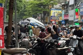 Hà Nội: Ô tô bán tải tông nhiều xe máy trên phố Khâm Thiên