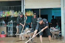 Cảnh sát cơ động hỗ trợ người dân khắc phục hậu quả mưa lũ tại Nghệ An