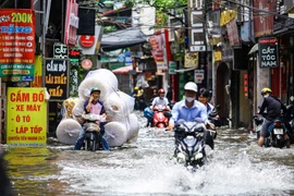 Nhiều tuyến phố ở Hà Nội ‘hóa sông’ sau trận mưa lớn kéo dài