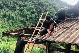 Trung đoàn CSCĐ Đông Bắc băng rừng, vượt suối giúp người dân xóa nhà tạm