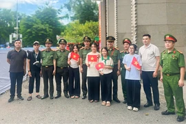 Niềm vui bất ngờ của nhóm học sinh sinh viên đi xem Tổng duyệt A80