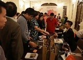 Đức Tuấn bán gần nửa tấn album trong nửa tiếng