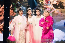 Hoa hậu Tiểu Vy “nhập vai” diễn rơi cả mic trên sân khấu 