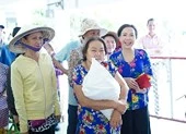 Việt Hương trao quà cho người lang thang vào nửa đêm