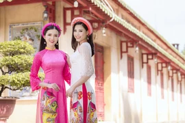 Thuý Vi và Đào Hà thướt tha trong tà áo dài Tết đón Xuân