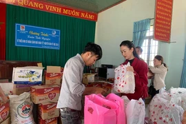 Hà Thu trao 150 phần quà ở quê hương Dak Lak