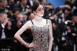 Cổ Lực Na Trát thần thái sang chảnh bước trên thảm đỏ Cannes
