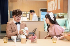 Hari Won phục vụ tại nhà hàng dành cho thực khách nổi tiếng