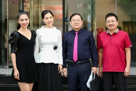 Tiểu Vy và Mai Phương Thuý lần đầu đọ dáng
