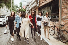 Hoa hậu Hà Kiều Anh thả dáng xuống phố cùng hội bạn thân