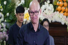 Biên đạo múa Hữu Trị viếng đám tang Nghệ sĩ Anh Vũ