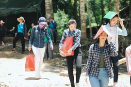 Hoa hậu, á hậu vượt đường sạt lở đến thăm người dân vùng lũ 