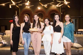 Ngắm Tiểu Vy mặt mộc mừng sinh nhật hoa hậu Thùy Linh 