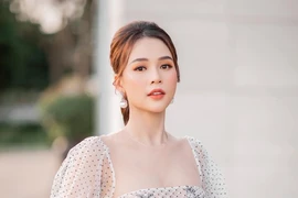 Sam xinh đẹp hút mắt nhìn trong đầm ren