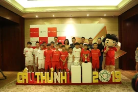Cầu thủ Hồng Sơn cùng Diệu Nhi, Don Nguyễn tuyển cầu thủ nhí