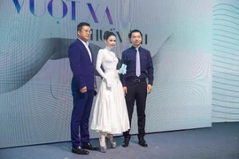 Hóa quý cô cổ điển đẹp kiêu sa, Sam nổi bật giữa đám đông