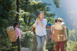 Mặc kệ bụi đá trắng mặt, Lương Thùy Linh quyết tâm làm đường