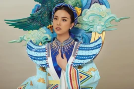 Á hậu Thúy An diện quốc phục đầy uy nghiêm 