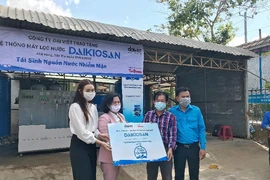 Á hậu Tường San chung tay cứu hạn mặn ở miền Tây