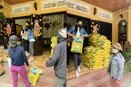 Hoa hậu Tiểu Vy trao tặng 1.000kg gạo cho người nghèo ở Hội An
