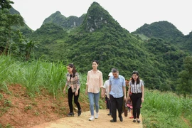 Hoa hậu Lương Thùy Linh khánh thành con đường tại Lũng Lìu