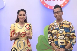 Hoàng Rapper vui vì được mặc đồ cùng tone với MC Kim Thảo