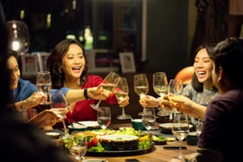 Phim Tiệc trăng máu dời lịch chiếu vì dịch COVID-19