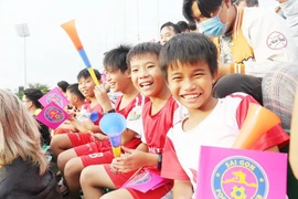 Trò cưng Nguyễn Hồng Sơn đội mưa xem V-League 2020