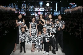 Màn catwalk chuyên nghiệp của hoa hậu Lương Thùy Linh 