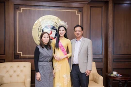 Hoa hậu Đỗ Thị Hà xúc động bật khóc trong ngày về thăm trường 