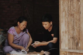 Việt Hương khóc khi cậu bé viêm tủy ôm người mẹ điên